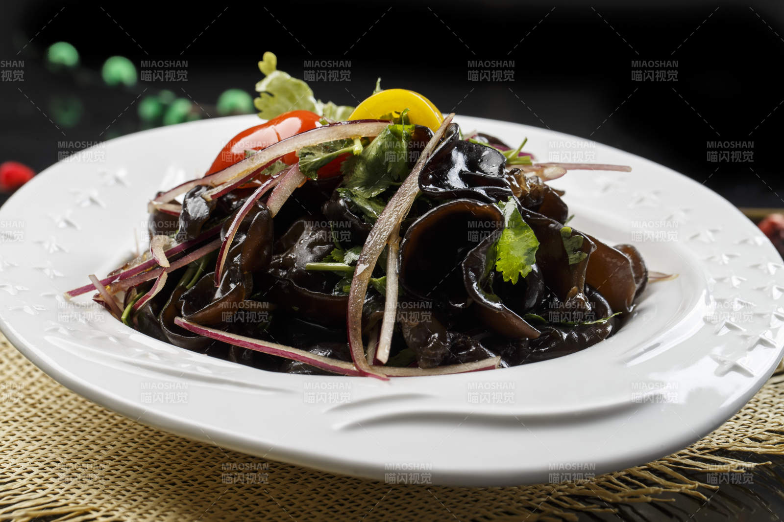 白色瓷盘装的浇汁洋葱彩椒黑木耳图片