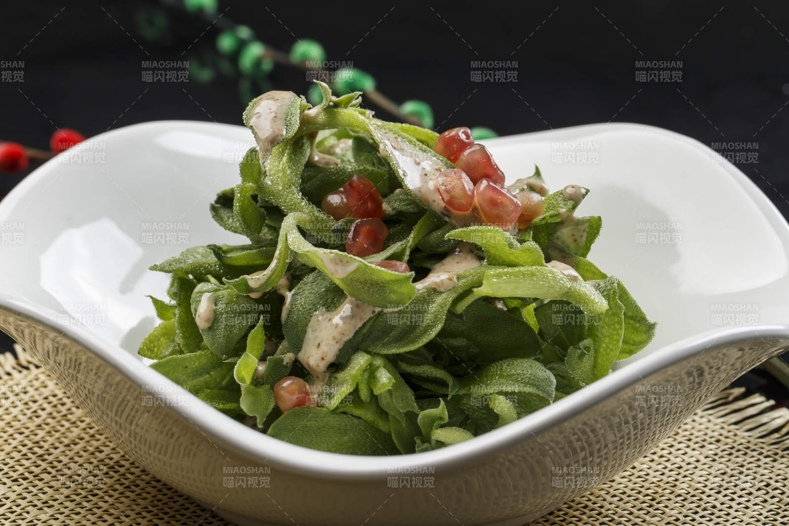 白色瓷盘装的石榴籽穿心莲佐凯撒酱图片