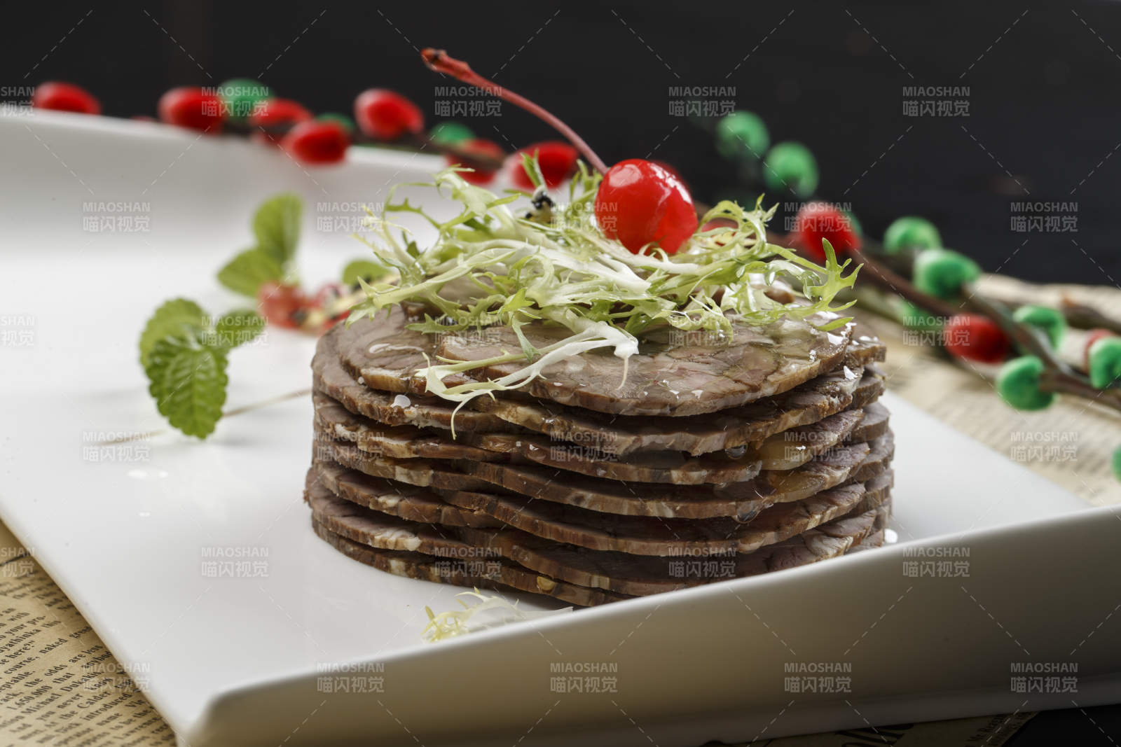 白色瓷盘装的五香压牛腱切片图片