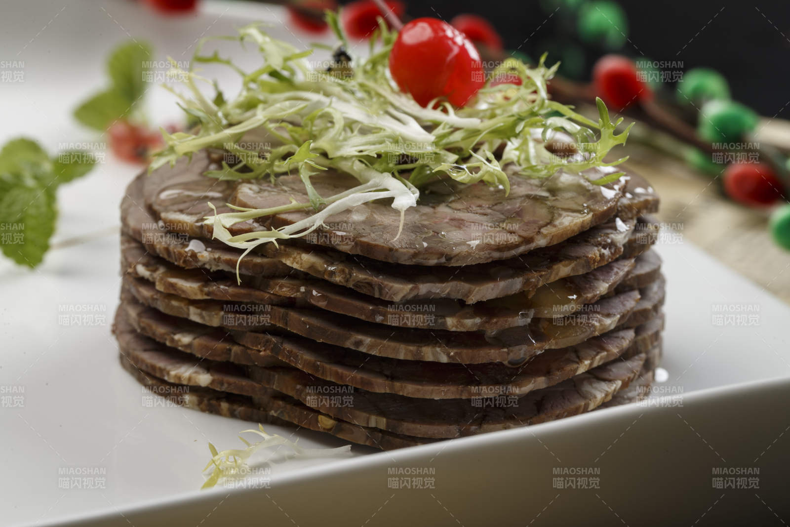 白色瓷盘装的五香压牛腱切片图片