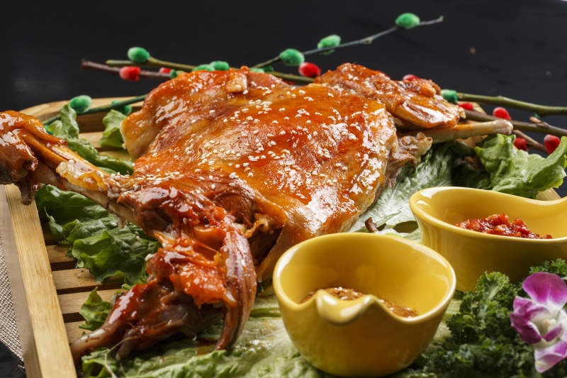 木质托盘装的蒙餐碳烤羊腿图片