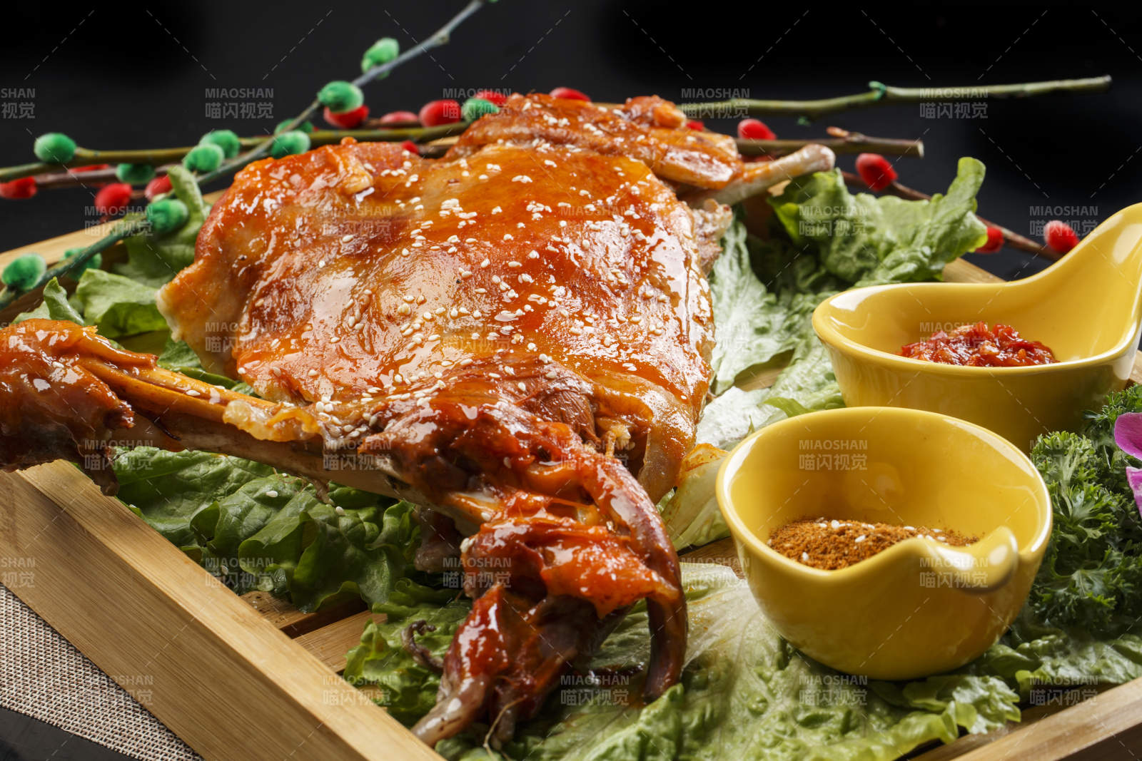 木质托盘装的蒙餐碳烤羊腿图片