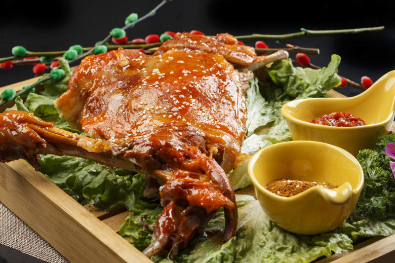 木质托盘装的蒙餐碳烤羊腿图片