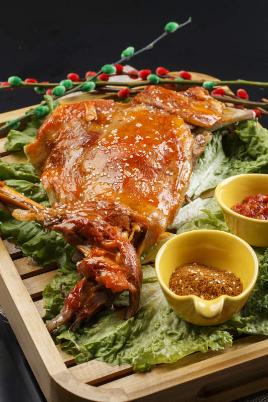 木质托盘装的蒙餐碳烤羊腿图片