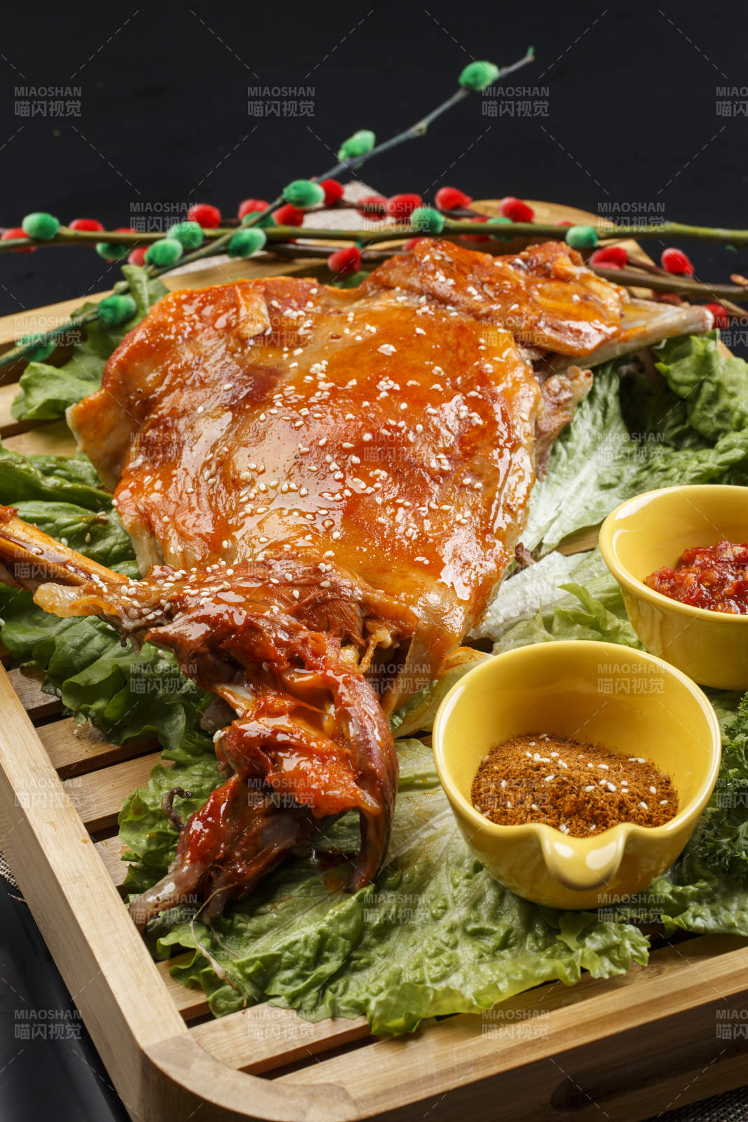 木质托盘装的蒙餐碳烤羊腿图片