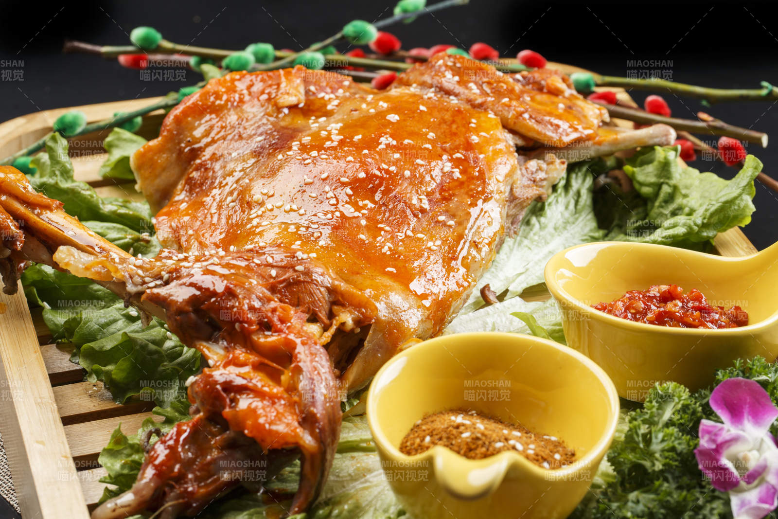 木质托盘装的蒙餐碳烤羊腿图片