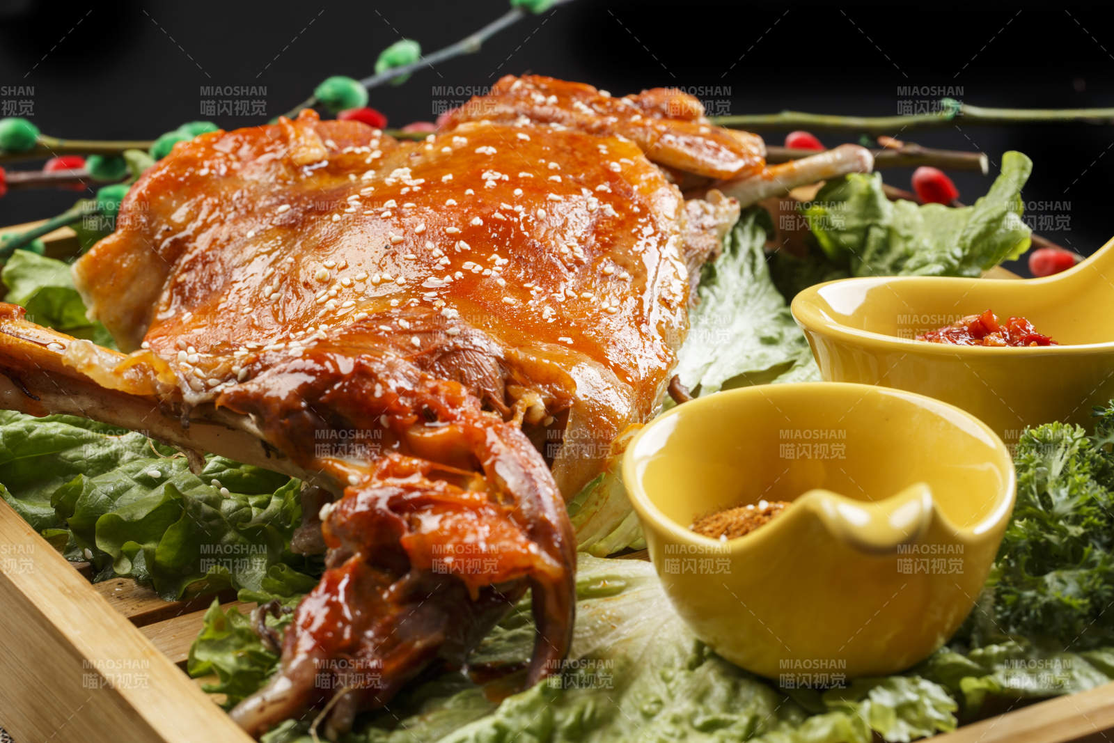 木质托盘装的蒙餐碳烤羊腿图片