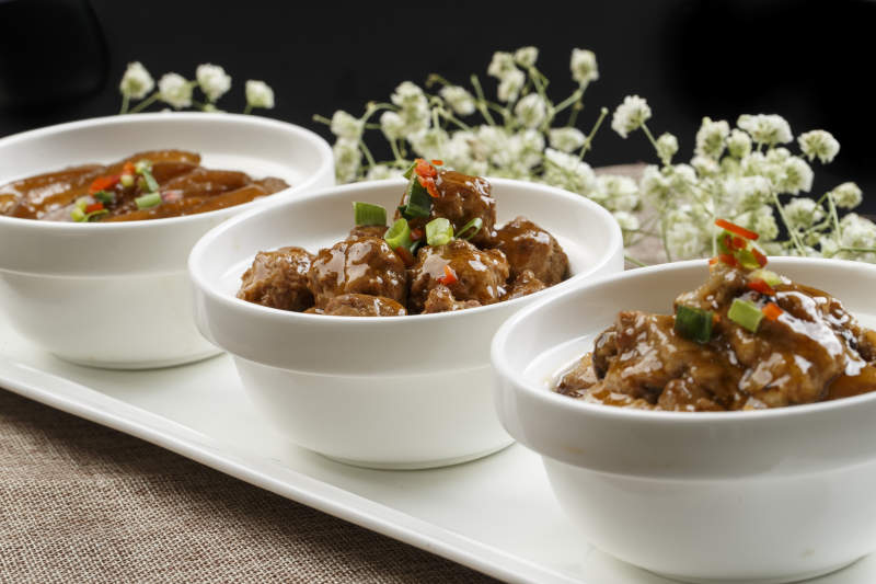 白色瓷餐具装的农家三碗香图片