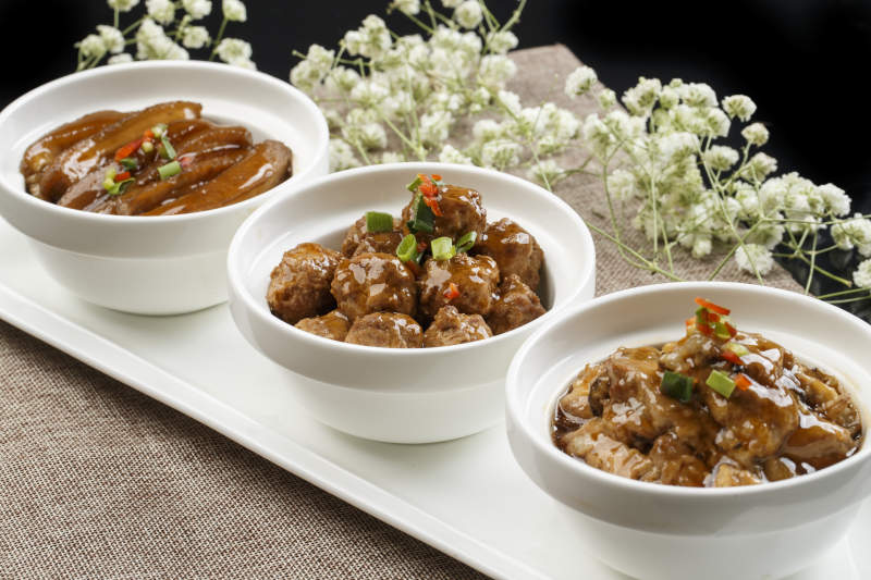 白色瓷餐具装的农家三碗香图片