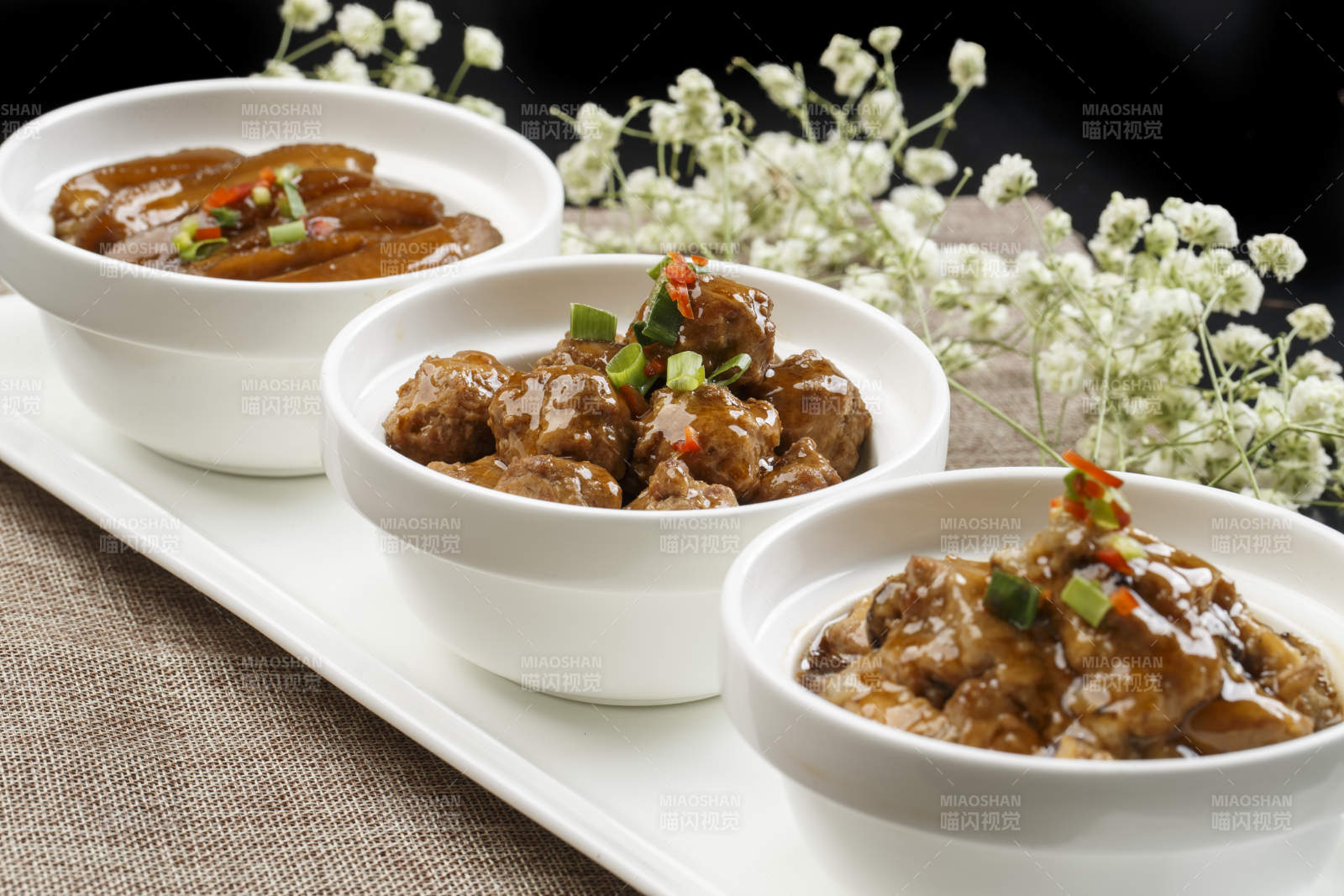 白色瓷餐具装的农家三碗香图片