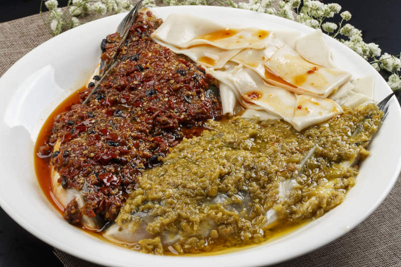 白色瓷盘装的双椒蒸鱼头盖面图片