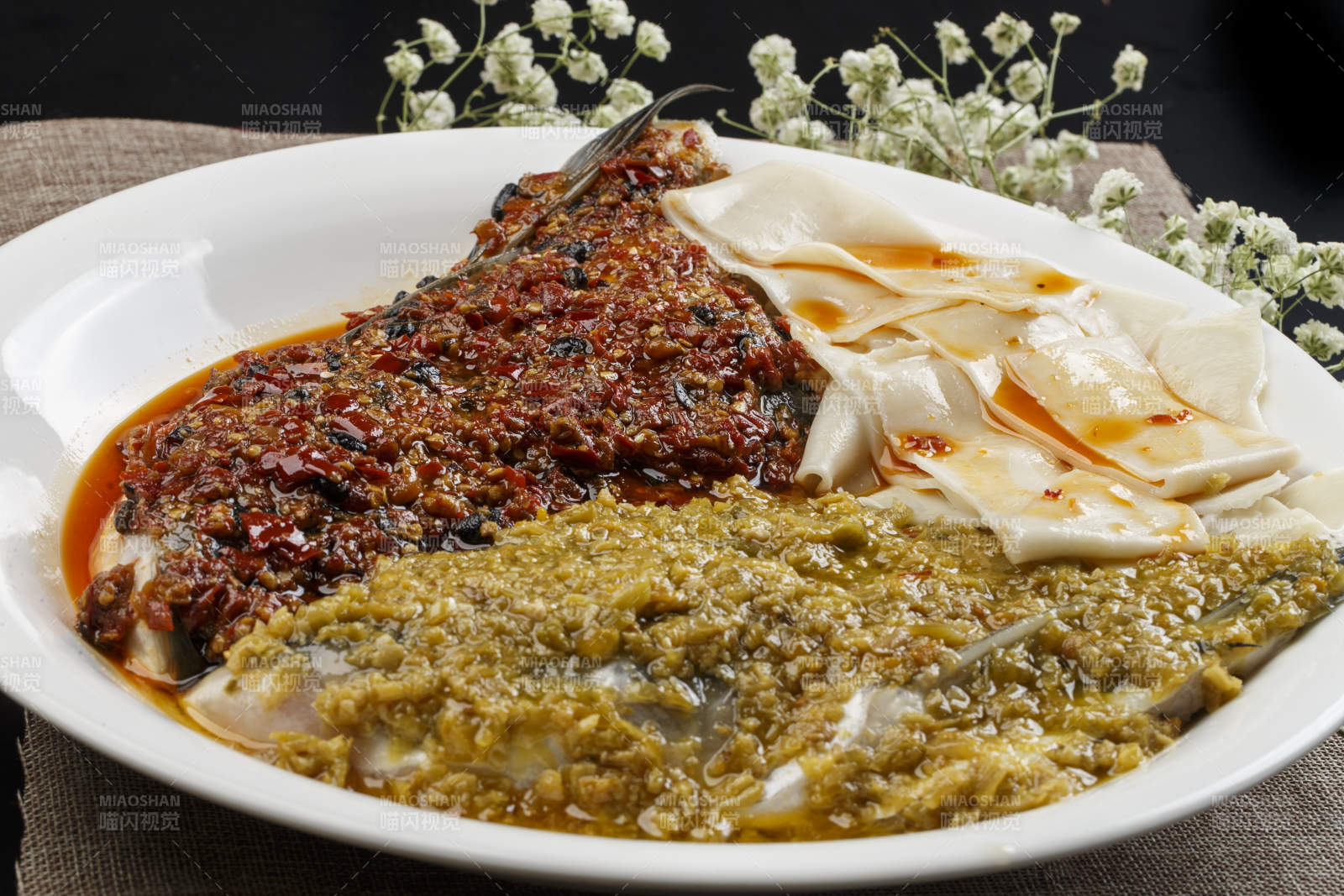 白色瓷盘装的双椒蒸鱼头盖面图片