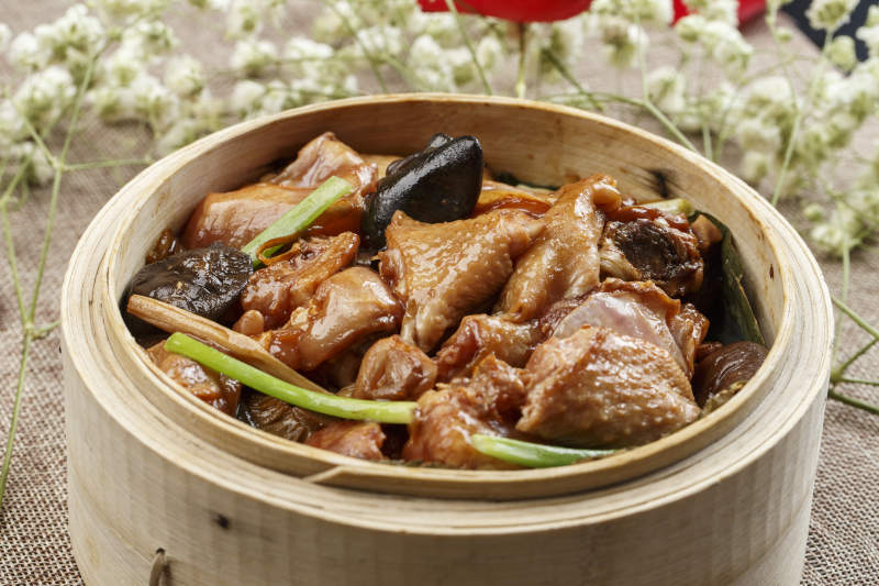 竹笼屉装的香蒸花菇童子鸡块图片