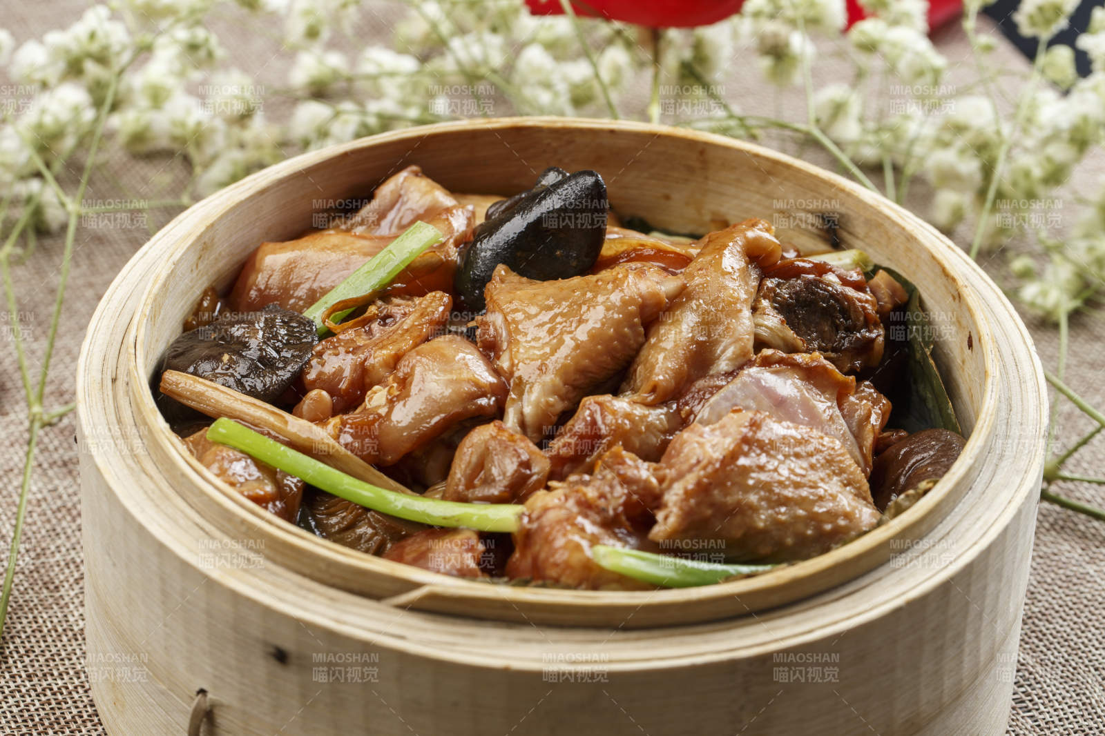 竹笼屉装的香蒸花菇童子鸡块图片