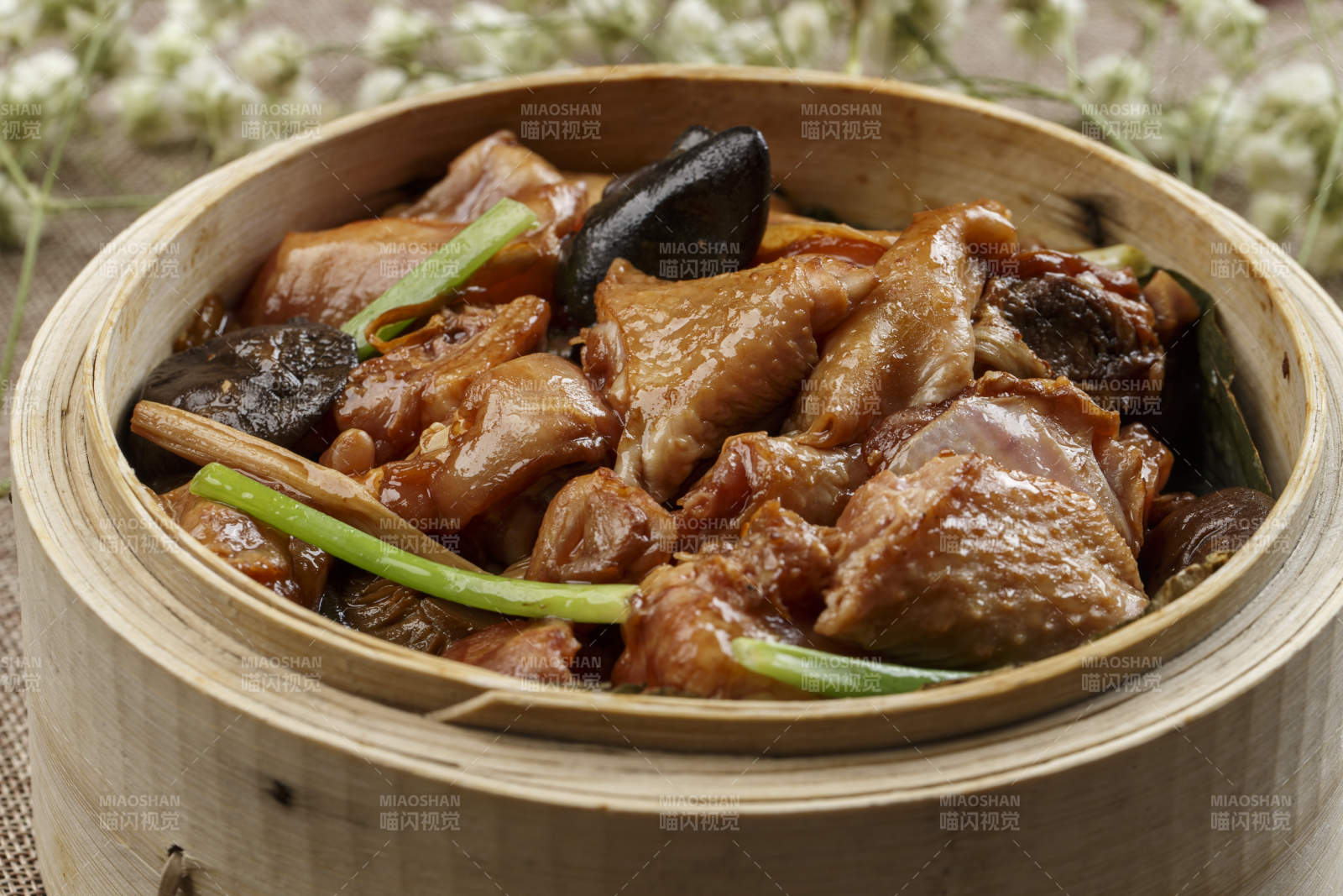 竹笼屉装的香蒸花菇童子鸡块图片