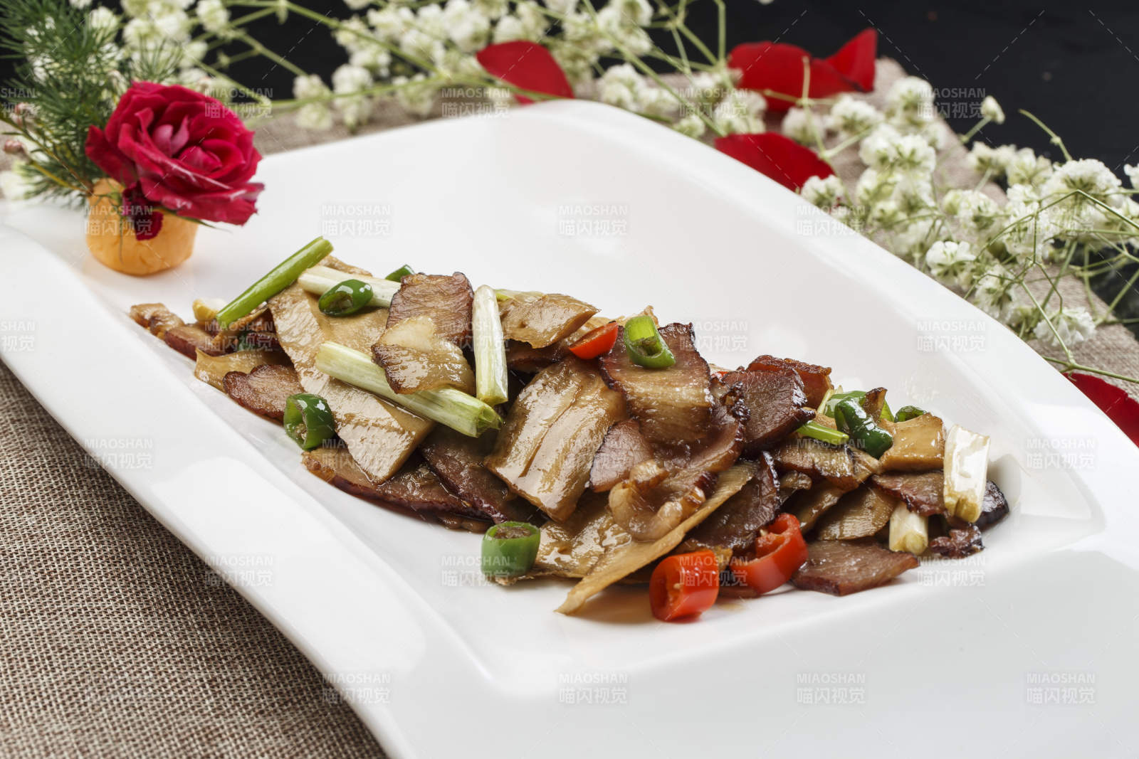 白色瓷盘装的米椒笋片小炒野猪肉图片