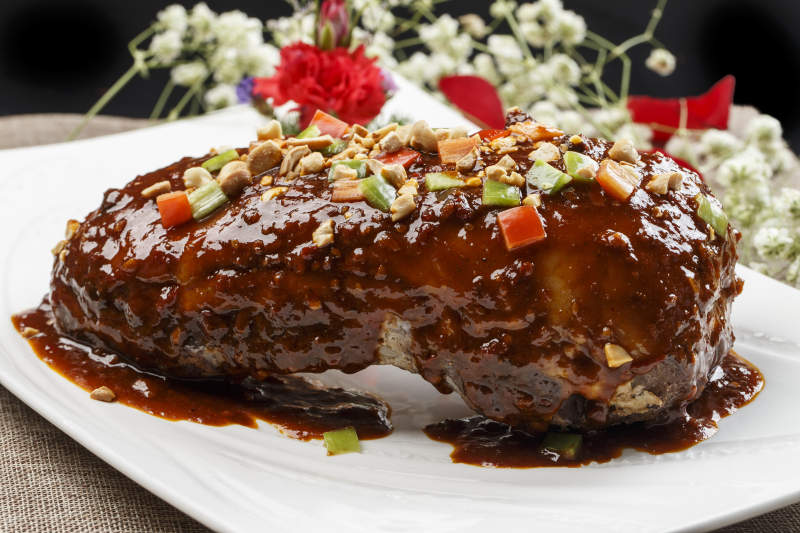 白色瓷盘装的浇汁酱香鸭胸图片