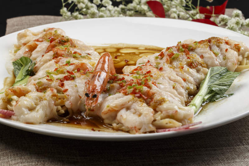 白色瓷盘装的浇汁蒜蓉蝴蝶虾图片