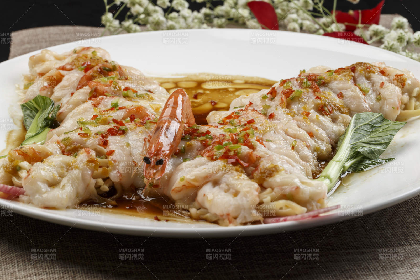 白色瓷盘装的浇汁蒜蓉蝴蝶虾图片