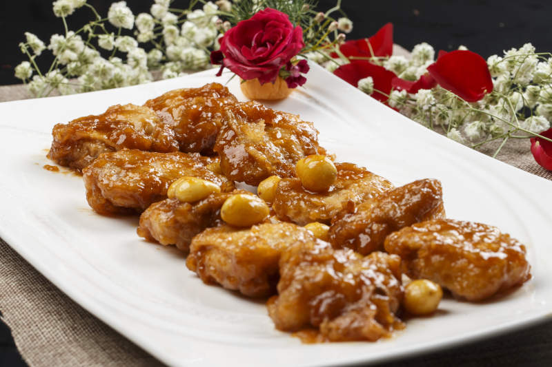 白色瓷盘装的银杏果红焖鸡腿肉图片