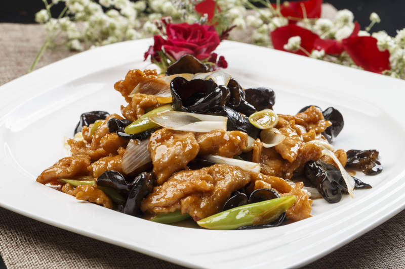 白色瓷盘装的葱香木耳熘里脊图片