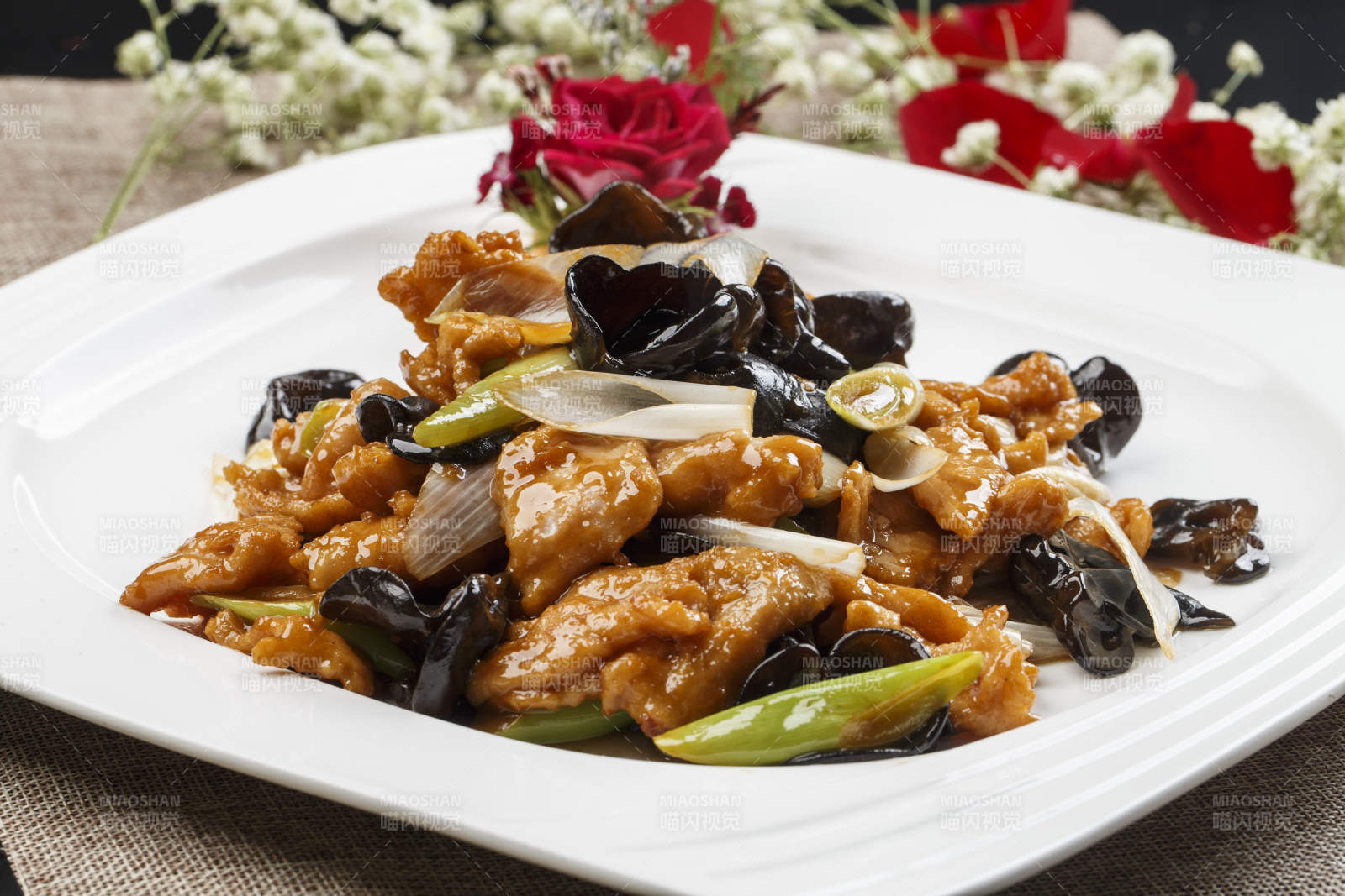 白色瓷盘装的葱香木耳熘里脊图片
