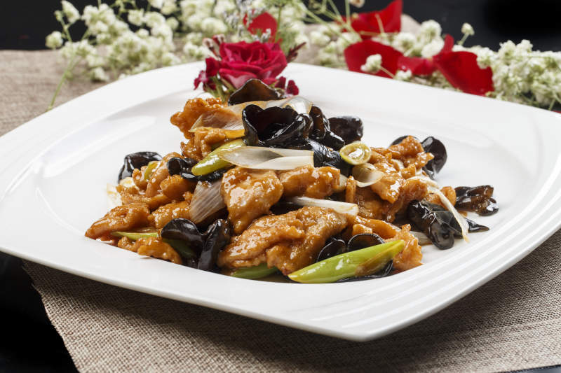 白色瓷盘装的葱香木耳熘里脊图片