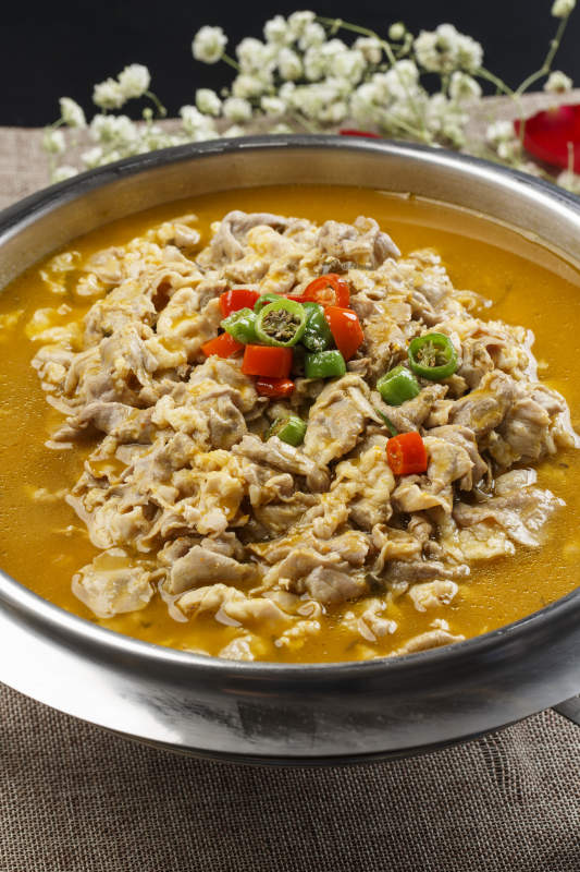 不锈钢餐具装的酸汤羊肉图片