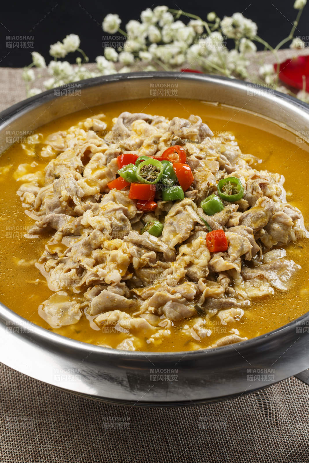 不锈钢餐具装的酸汤羊肉图片