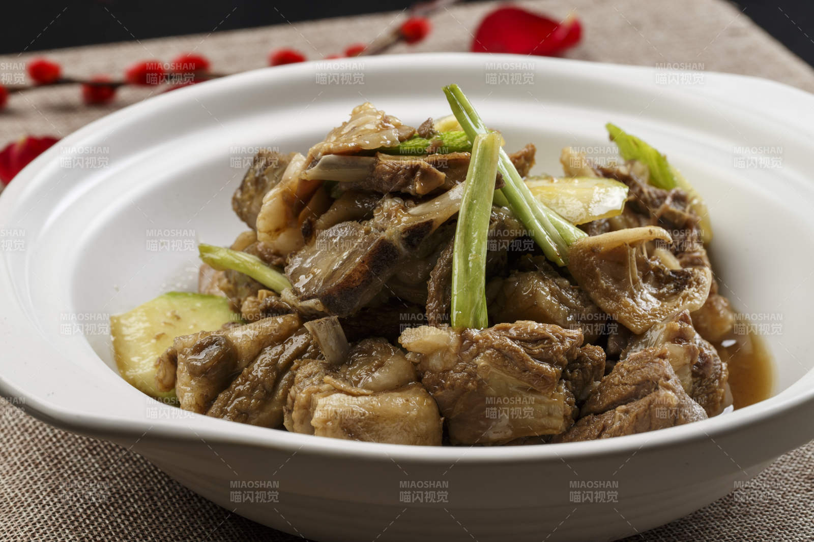白色砂锅装的青萝卜炖羊排图片