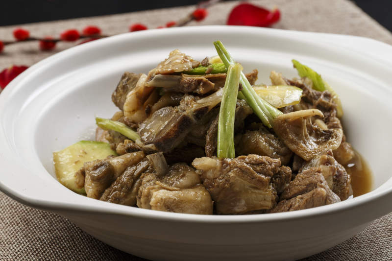 白色砂锅装的青萝卜炖羊排图片