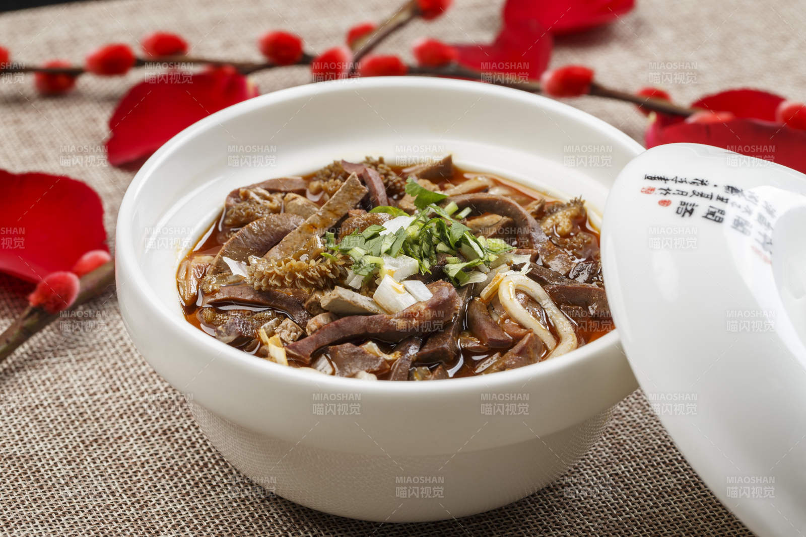 白色瓷碗装的香辣羊杂土豆粉图片