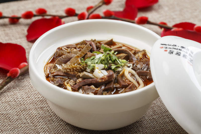 白色瓷碗装的香辣羊杂土豆粉图片