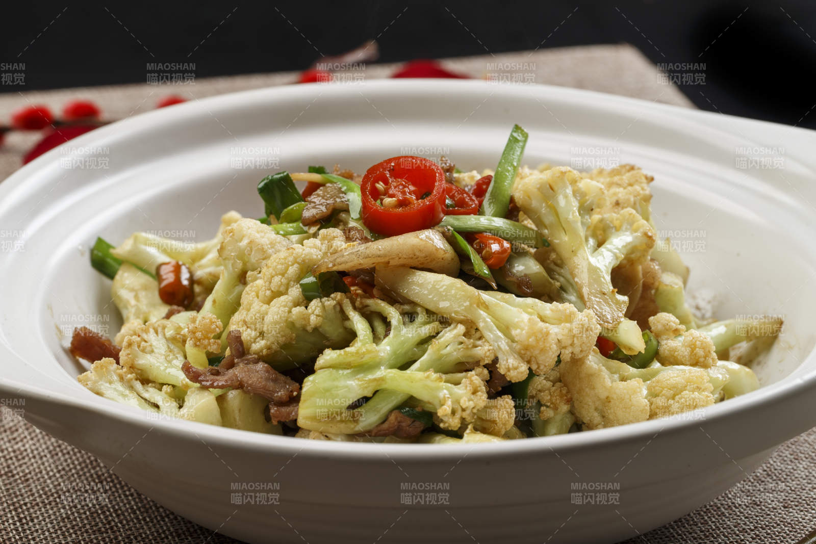 白色砂锅装的干锅有机菜花图片