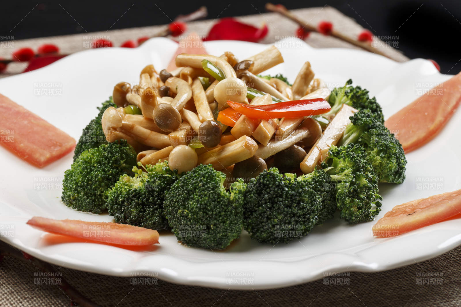 白色瓷盘装的杂菌炝炒西蓝花图片