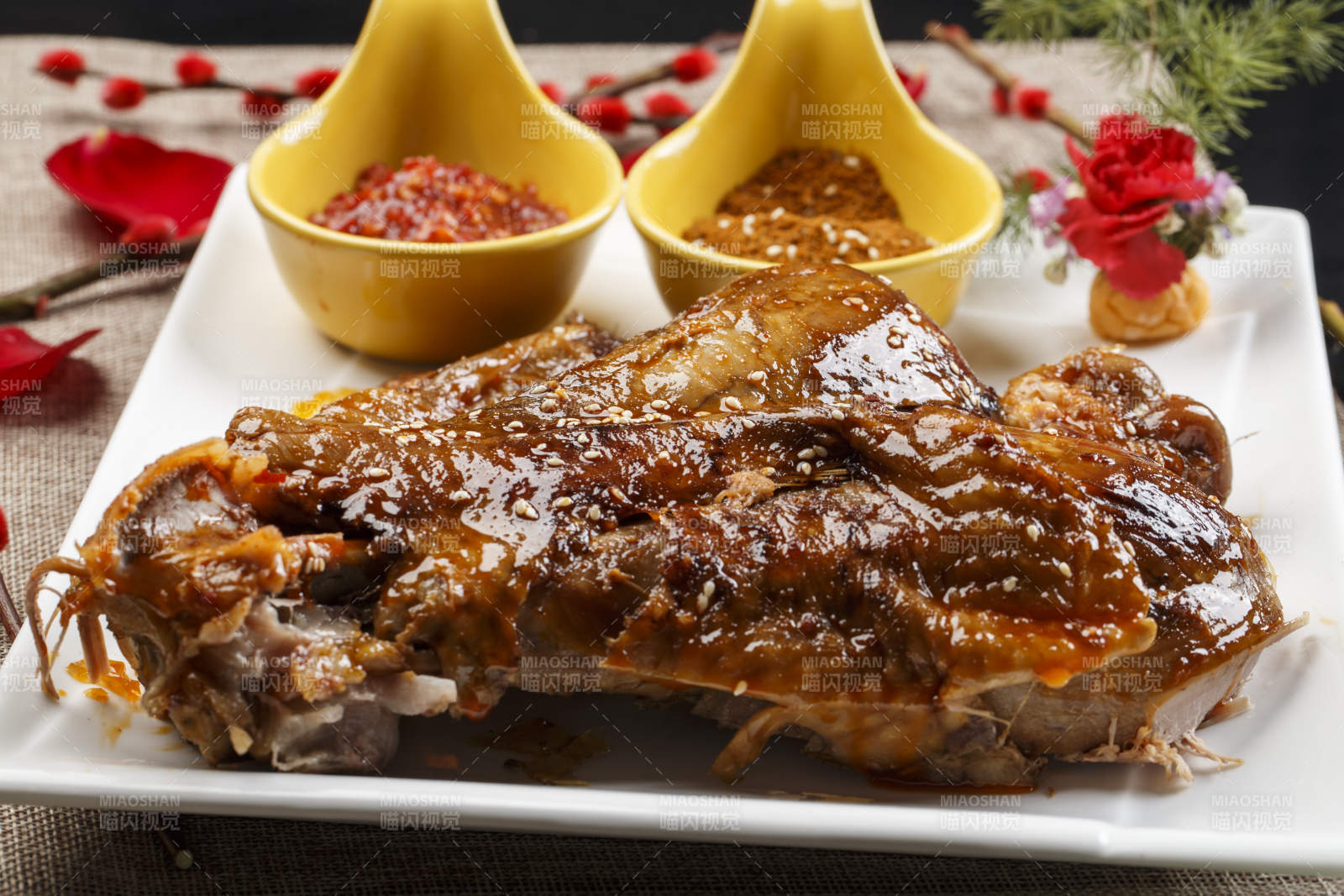 白色瓷盘装的特色蒙餐炭烤羊脊骨图片