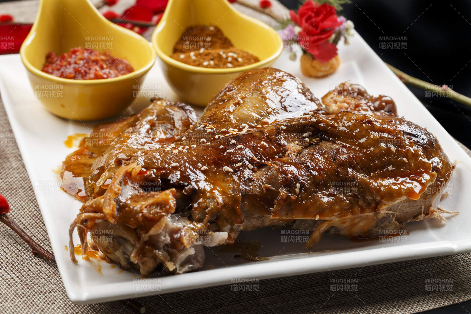 白色瓷盘装的特色蒙餐炭烤羊脊骨图片