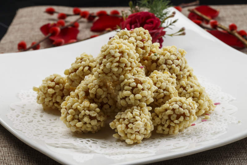 白色瓷盘装的麻仁红薯图片