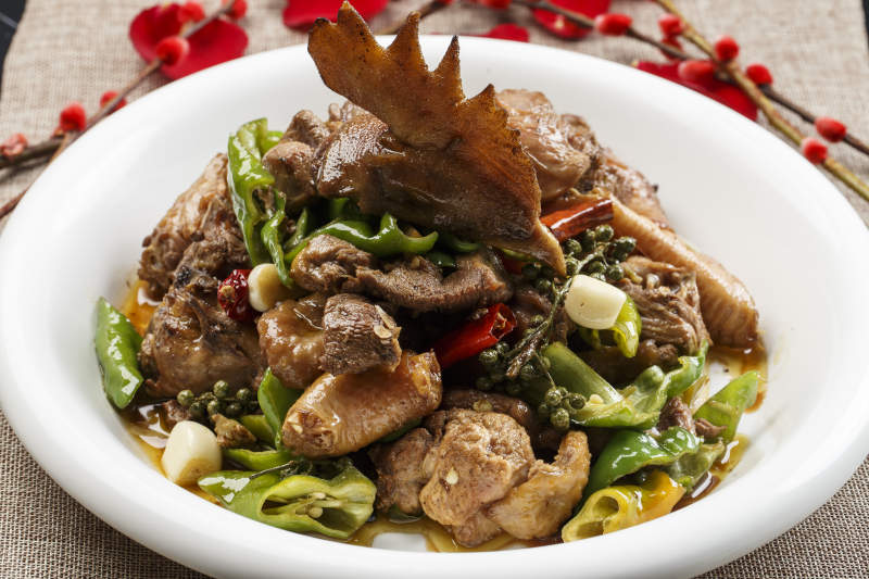 白色瓷盘装的鲜椒炒土鸡图片