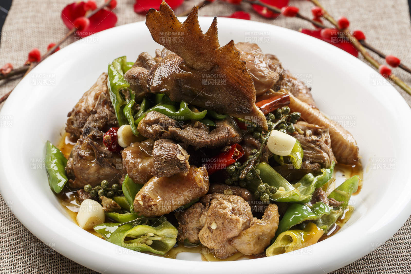 白色瓷盘装的鲜椒炒土鸡图片