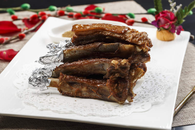 白色瓷盘装的香炸卤味小排图片