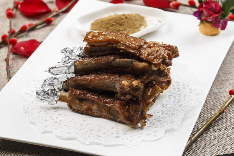 白色瓷盘装的香炸卤味小排图片