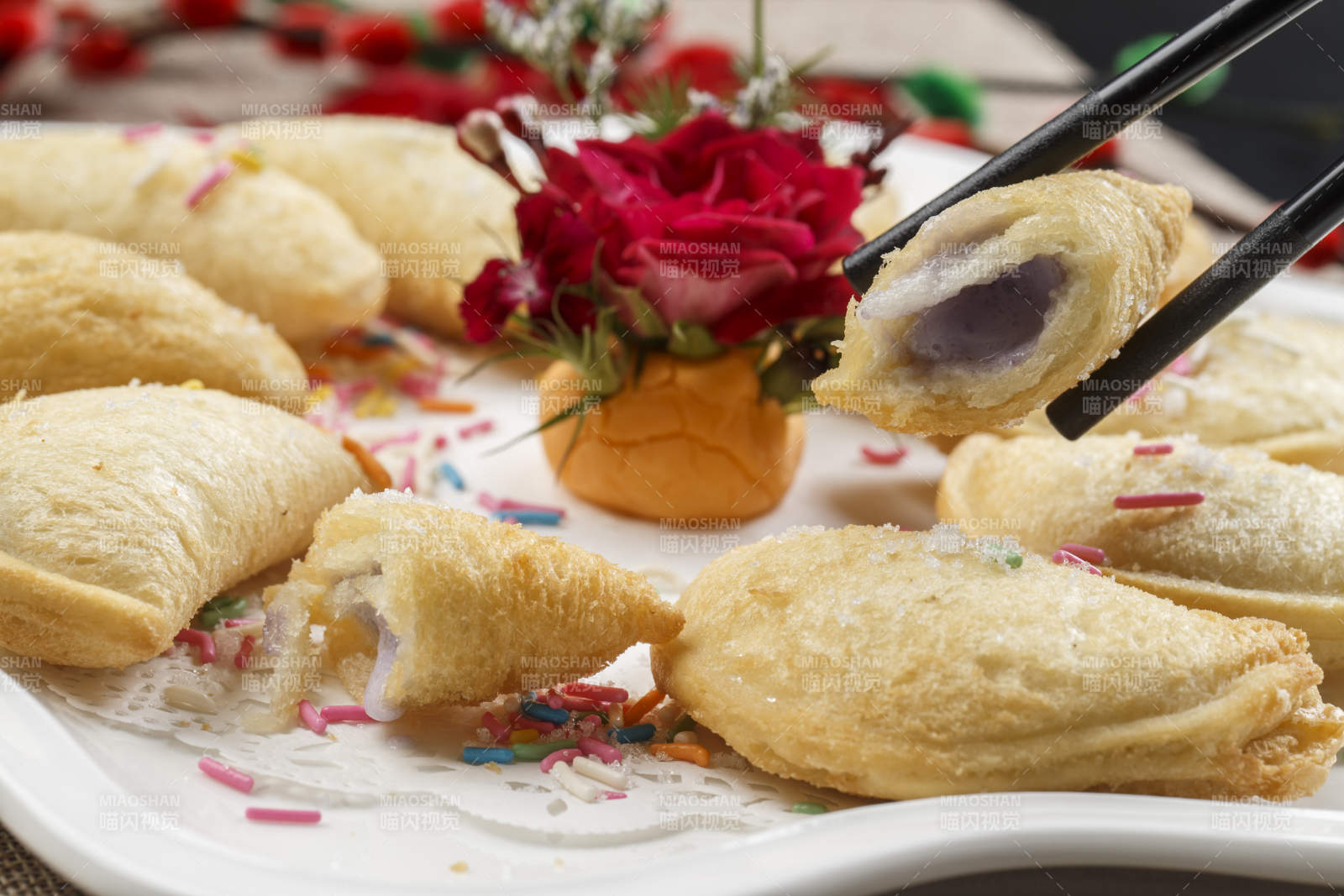 白色瓷盘装的元宝油炸豆沙酥图片