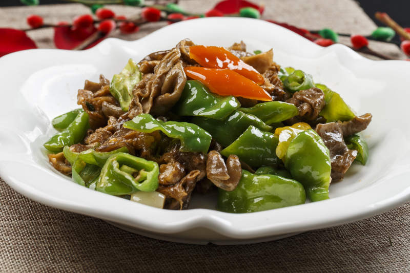 白色瓷盘装的尖椒爆炒鸡胗图片