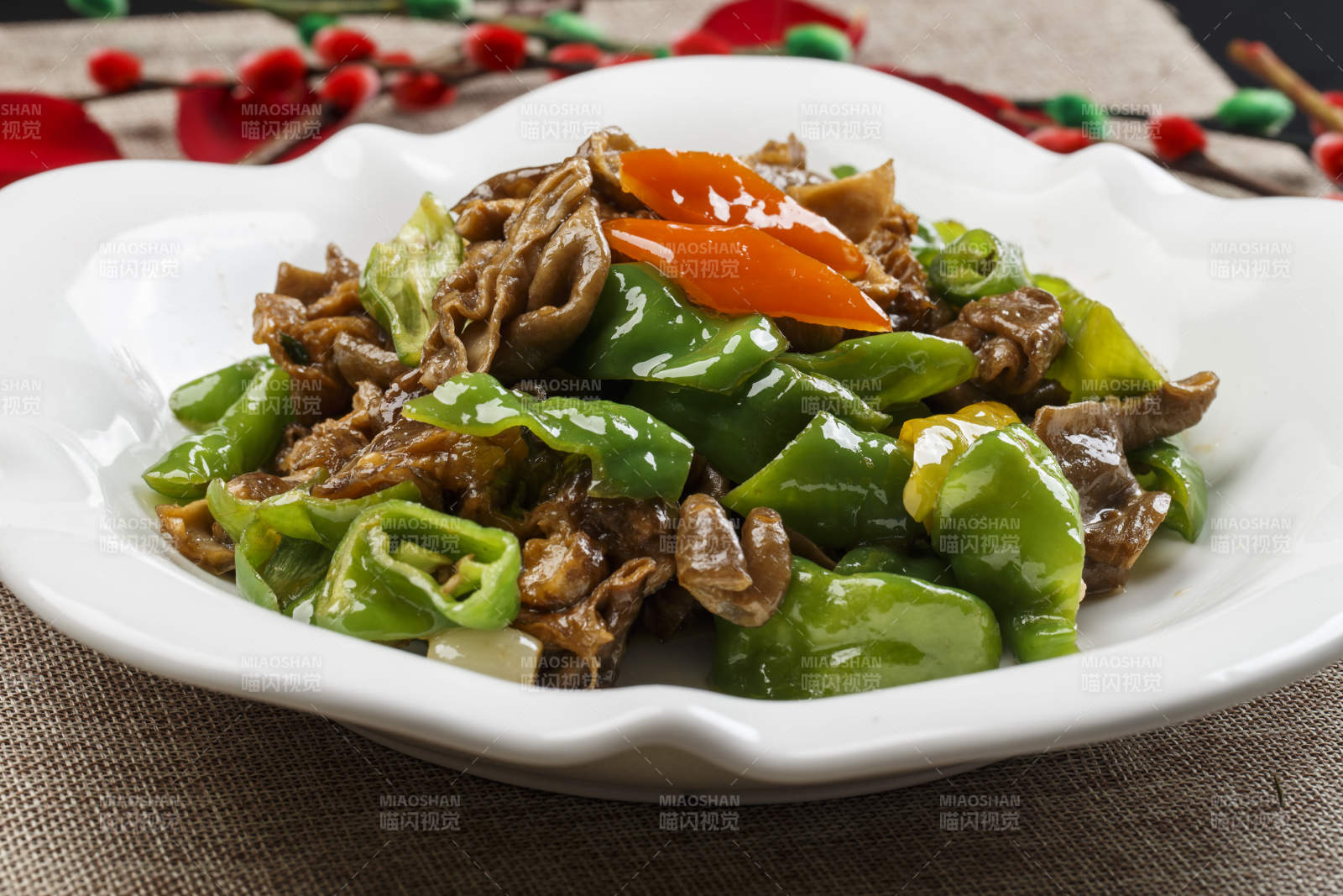 白色瓷盘装的尖椒爆炒鸡胗图片