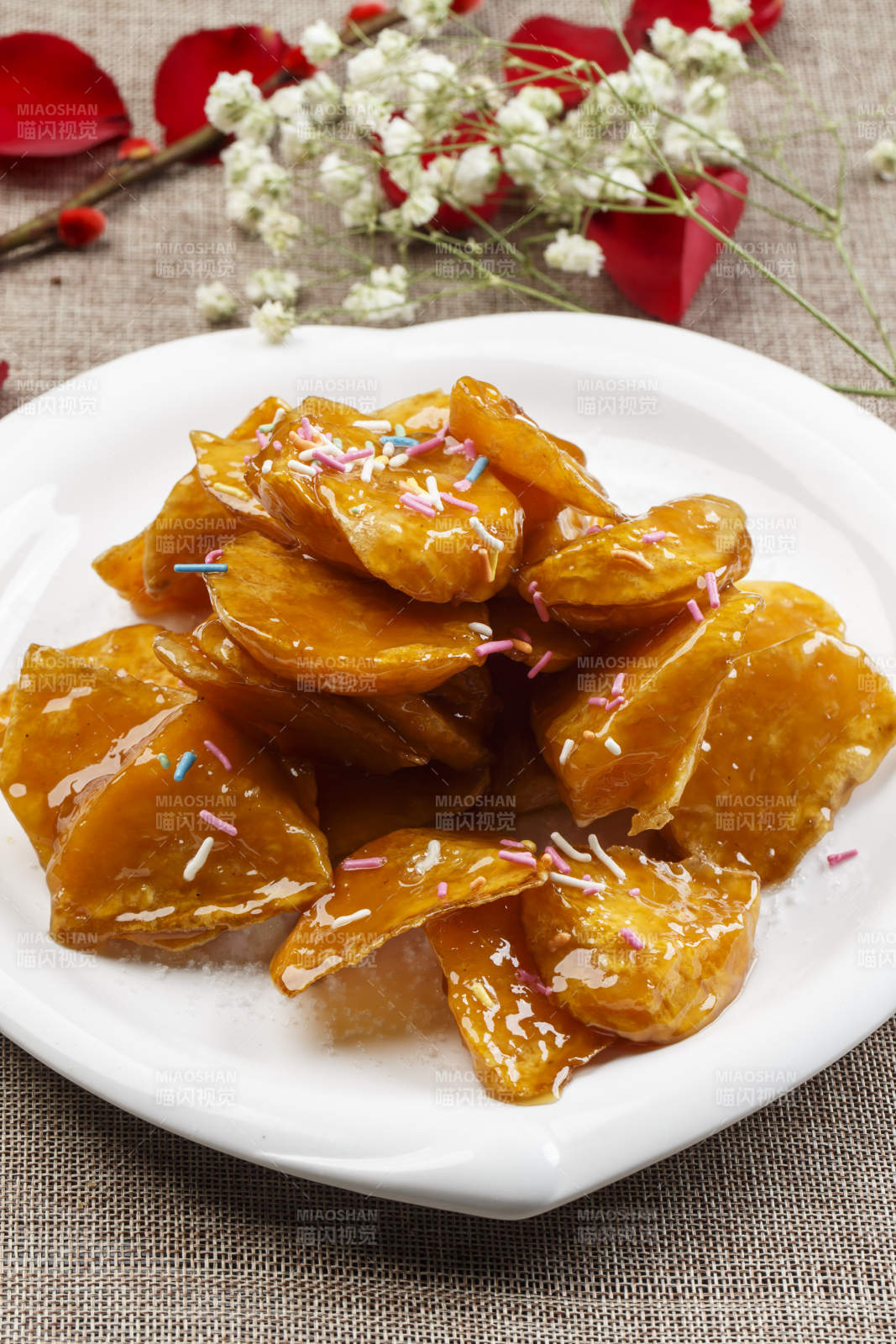 白色瓷盘转的拔丝红薯图片