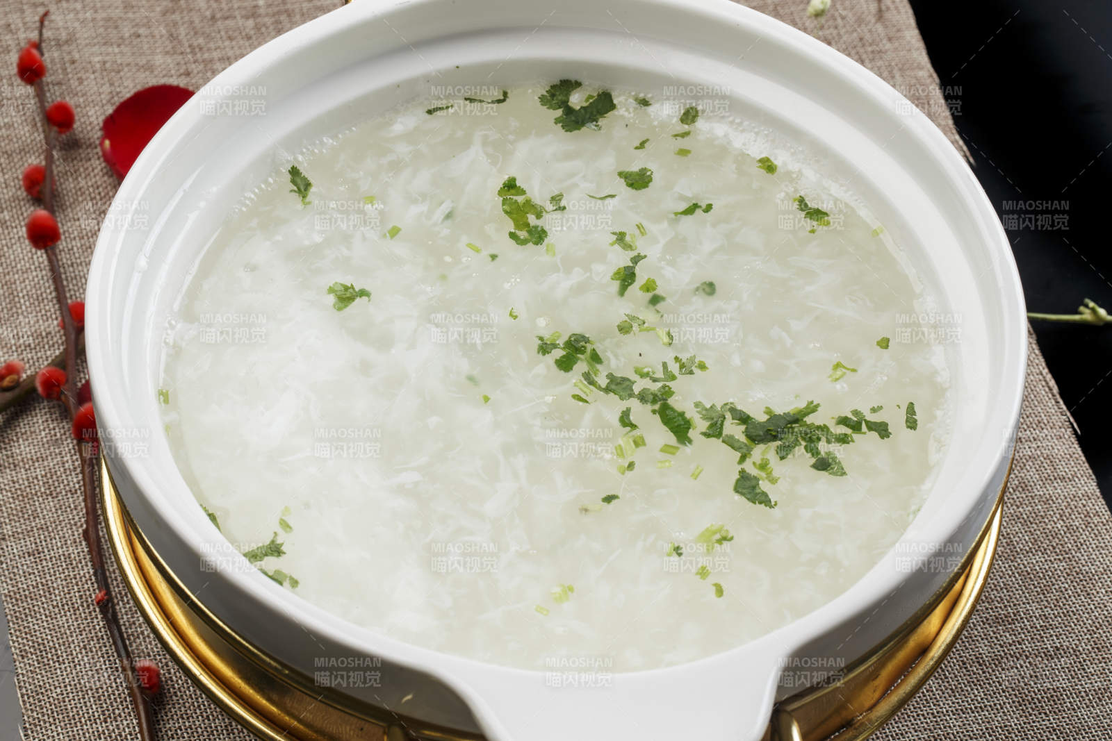 白色瓷盆装的西湖牛肉羹图片