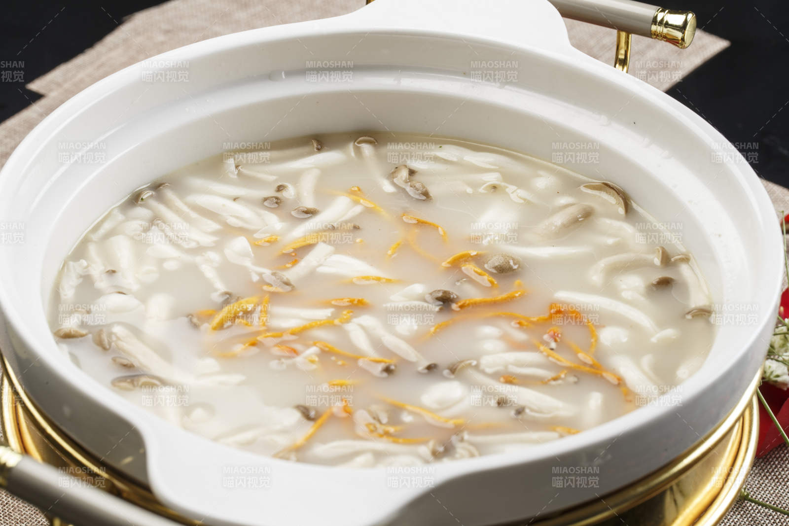 白色瓷盆装的虫草花山珍菌汤羹图片
