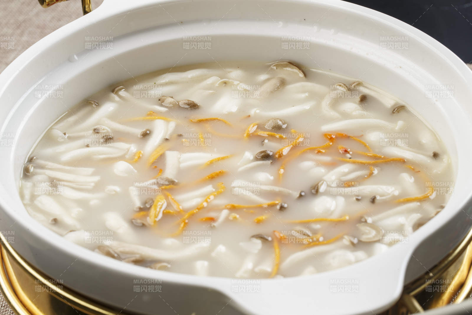 白色瓷盆装的虫草花山珍菌汤羹图片
