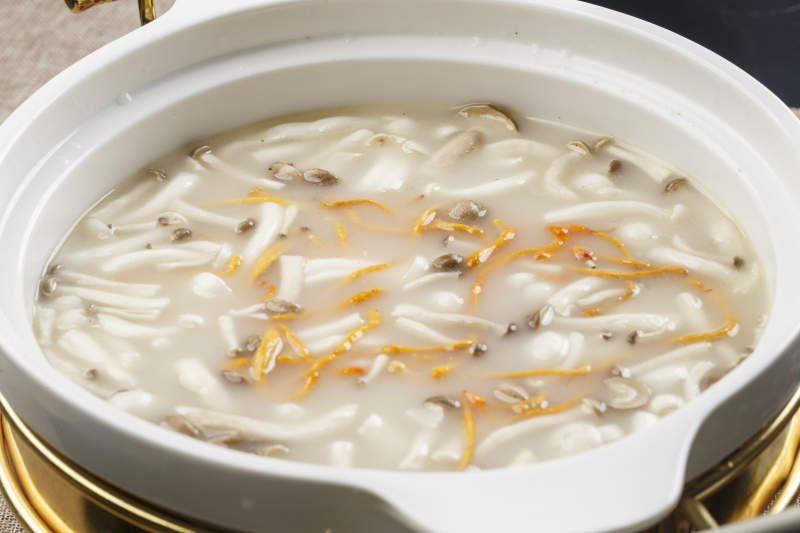 白色瓷盆装的虫草花山珍菌汤羹图片